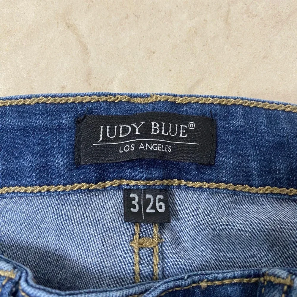 Judy Blue Relaxed Fit High Waist Skinny Jeans Medium Wash Distressed RawHem 3/26